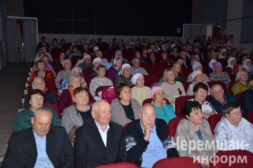 Бүген өлкәннәребез өчен район мәдәният йортында матур чара үтте (ФОТОРЕПОРТАЖ)