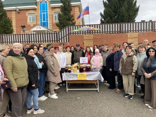 Чирмешәндәге Хәйрия ярминкәсендә район үзәге мәктәпләре сату итте (ФОТОРЕПОРТАЖ)