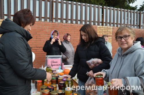 Чирмешәндәге Хәйрия ярминкәсендә район үзәге мәктәпләре сату итте (ФОТОРЕПОРТАЖ)