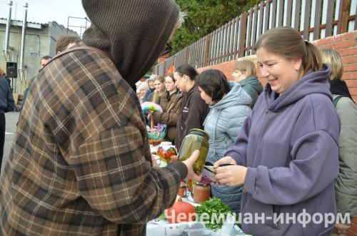 Чирмешәндәге Хәйрия ярминкәсендә район үзәге мәктәпләре сату итте (ФОТОРЕПОРТАЖ)