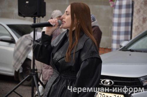 Чирмешәндәге Хәйрия ярминкәсендә район үзәге мәктәпләре сату итте (ФОТОРЕПОРТАЖ)