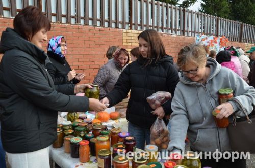 В Черемшане прошла очередная благотворительная ярмарка (ФОТОРЕПОРТАЖ)