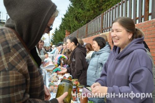 Чирмешәндәге Хәйрия ярминкәсендә район үзәге мәктәпләре сату итте (ФОТОРЕПОРТАЖ)