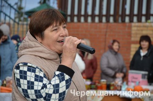 Чирмешәндәге Хәйрия ярминкәсендә район үзәге мәктәпләре сату итте (ФОТОРЕПОРТАЖ)