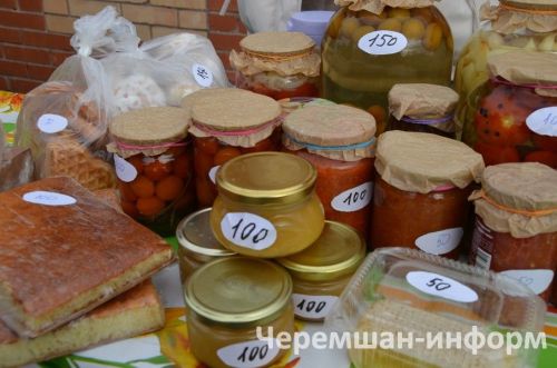 Чирмешәндәге Хәйрия ярминкәсендә район үзәге мәктәпләре сату итте (ФОТОРЕПОРТАЖ)