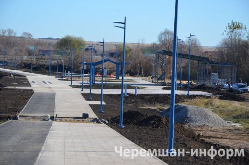 Район үзәгендә Чирмешән елгасы яр буе күзгә күренеп матурая (ФОТОРЕПОРТАЖ)