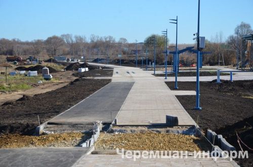 Район үзәгендә Чирмешән елгасы яр буе күзгә күренеп матурая (ФОТОРЕПОРТАЖ)