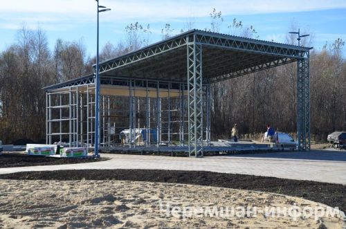 Район үзәгендә Чирмешән елгасы яр буе күзгә күренеп матурая (ФОТОРЕПОРТАЖ)