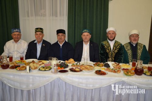 Глава Черемшанского района Рамиль Айбатов провел ифтар в мечети Мушбика (ФОТОРЕПОРТАЖ)