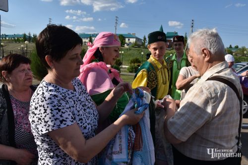 В Черемшане и в этом году с песнями и танцами собирали полотенца (ФОТОРЕПОРТАЖ)