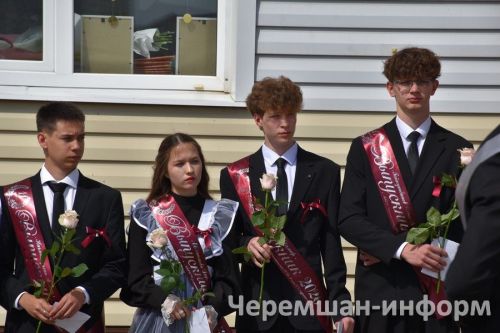 Звонок, цветы и слезы: фоторепортаж из Черемшанской школы №1