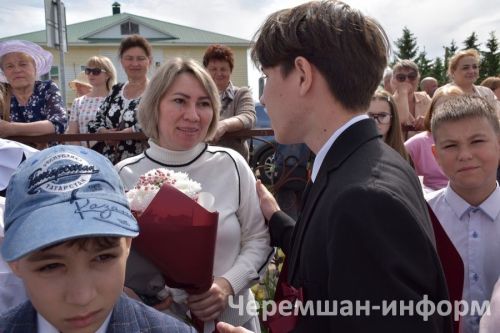 Звонок, цветы и слезы: фоторепортаж из Черемшанской школы №1