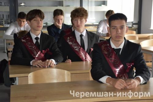 Звонок, цветы и слезы: фоторепортаж из Черемшанской школы №1