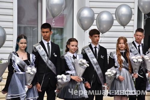Звонок, цветы и слезы: фоторепортаж из Черемшанской школы №1