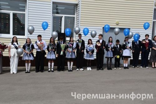 Звонок, цветы и слезы: фоторепортаж из Черемшанской школы №1