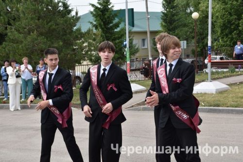 Звонок, цветы и слезы: фоторепортаж из Черемшанской школы №1