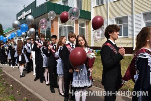 Звонок, цветы и слезы: фоторепортаж из Черемшанской школы №1