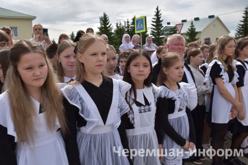 Звонок, цветы и слезы: фоторепортаж из Черемшанской школы №1