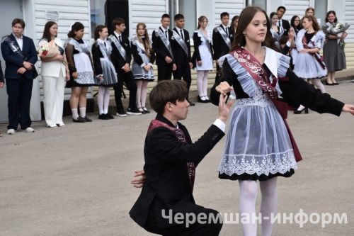 Звонок, цветы и слезы: фоторепортаж из Черемшанской школы №1