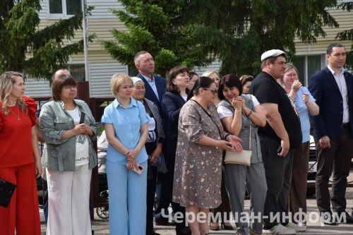 Звонок, цветы и слезы: фоторепортаж из Черемшанской школы №1