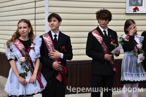Звонок, цветы и слезы: фоторепортаж из Черемшанской школы №1