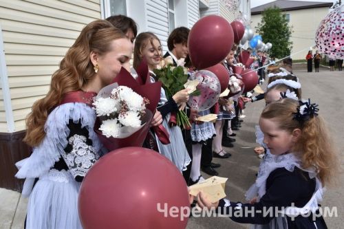 Звонок, цветы и слезы: фоторепортаж из Черемшанской школы №1