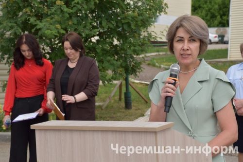Звонок, цветы и слезы: фоторепортаж из Черемшанской школы №1