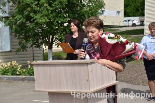 Звонок, цветы и слезы: фоторепортаж из Черемшанской школы №1
