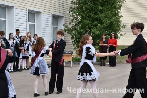 Звонок, цветы и слезы: фоторепортаж из Черемшанской школы №1