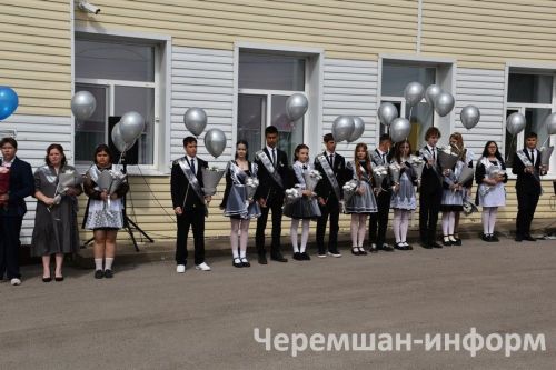 Звонок, цветы и слезы: фоторепортаж из Черемшанской школы №1