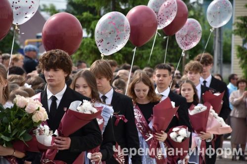 Звонок, цветы и слезы: фоторепортаж из Черемшанской школы №1