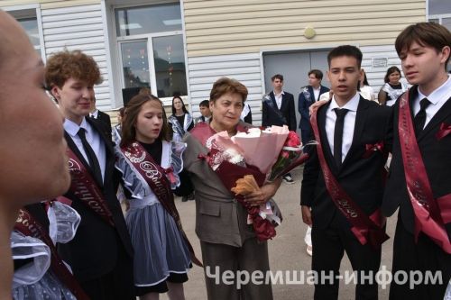 Звонок, цветы и слезы: фоторепортаж из Черемшанской школы №1
