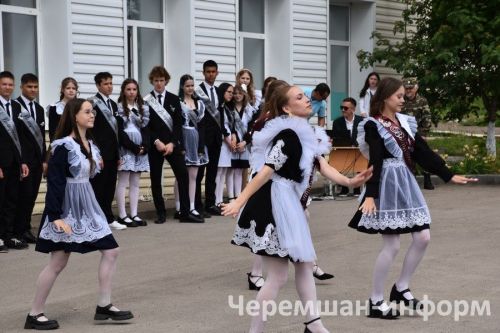 Звонок, цветы и слезы: фоторепортаж из Черемшанской школы №1