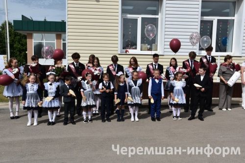 Звонок, цветы и слезы: фоторепортаж из Черемшанской школы №1