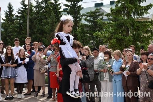 Звонок, цветы и слезы: фоторепортаж из Черемшанской школы №1