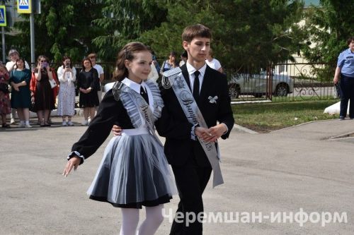 Звонок, цветы и слезы: фоторепортаж из Черемшанской школы №1
