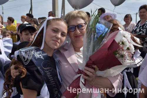 Звонок, цветы и слезы: фоторепортаж из Черемшанской школы №1