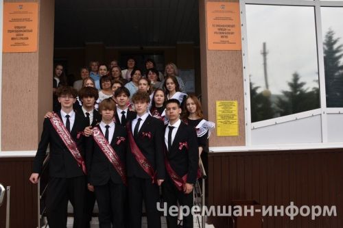 Звонок, цветы и слезы: фоторепортаж из Черемшанской школы №1