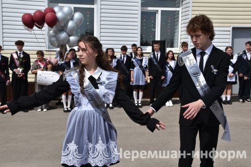 Звонок, цветы и слезы: фоторепортаж из Черемшанской школы №1