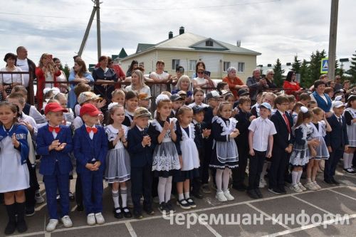 Звонок, цветы и слезы: фоторепортаж из Черемшанской школы №1