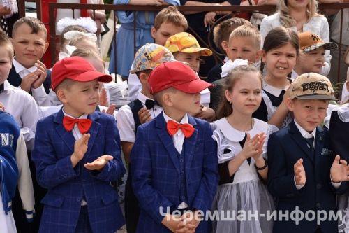 Звонок, цветы и слезы: фоторепортаж из Черемшанской школы №1