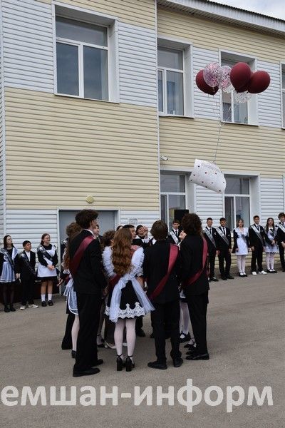 Звонок, цветы и слезы: фоторепортаж из Черемшанской школы №1