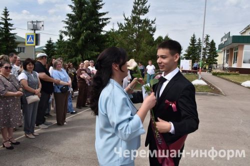 Звонок, цветы и слезы: фоторепортаж из Черемшанской школы №1