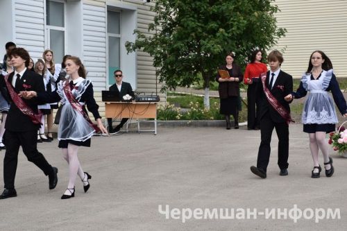 Звонок, цветы и слезы: фоторепортаж из Черемшанской школы №1