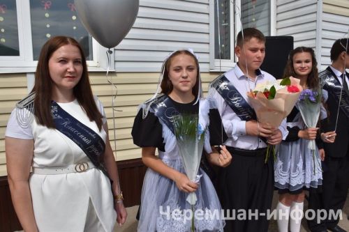 Звонок, цветы и слезы: фоторепортаж из Черемшанской школы №1