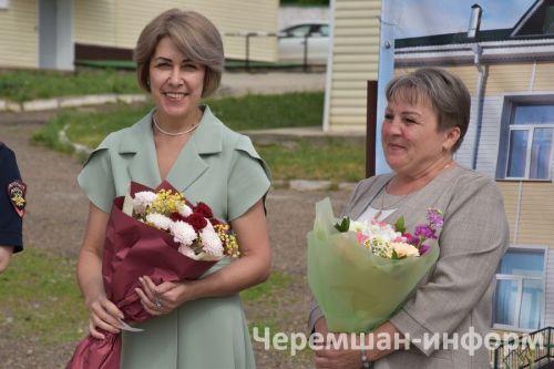 Звонок, цветы и слезы: фоторепортаж из Черемшанской школы №1