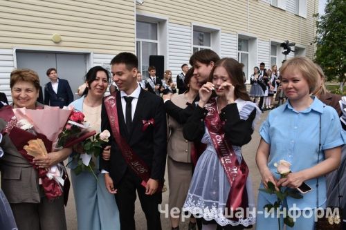 Звонок, цветы и слезы: фоторепортаж из Черемшанской школы №1