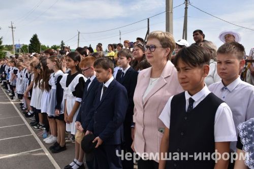 Звонок, цветы и слезы: фоторепортаж из Черемшанской школы №1