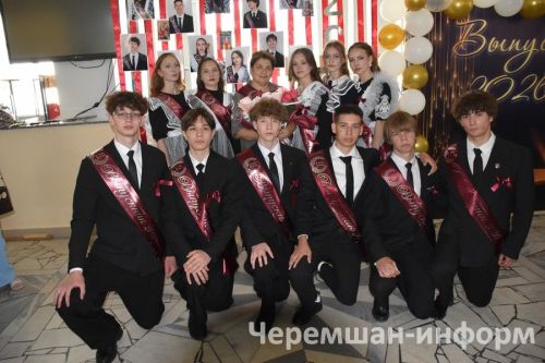 Звонок, цветы и слезы: фоторепортаж из Черемшанской школы №1