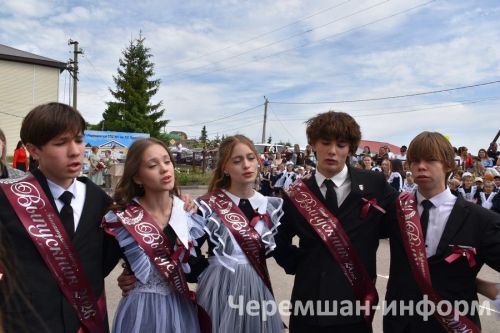 Звонок, цветы и слезы: фоторепортаж из Черемшанской школы №1